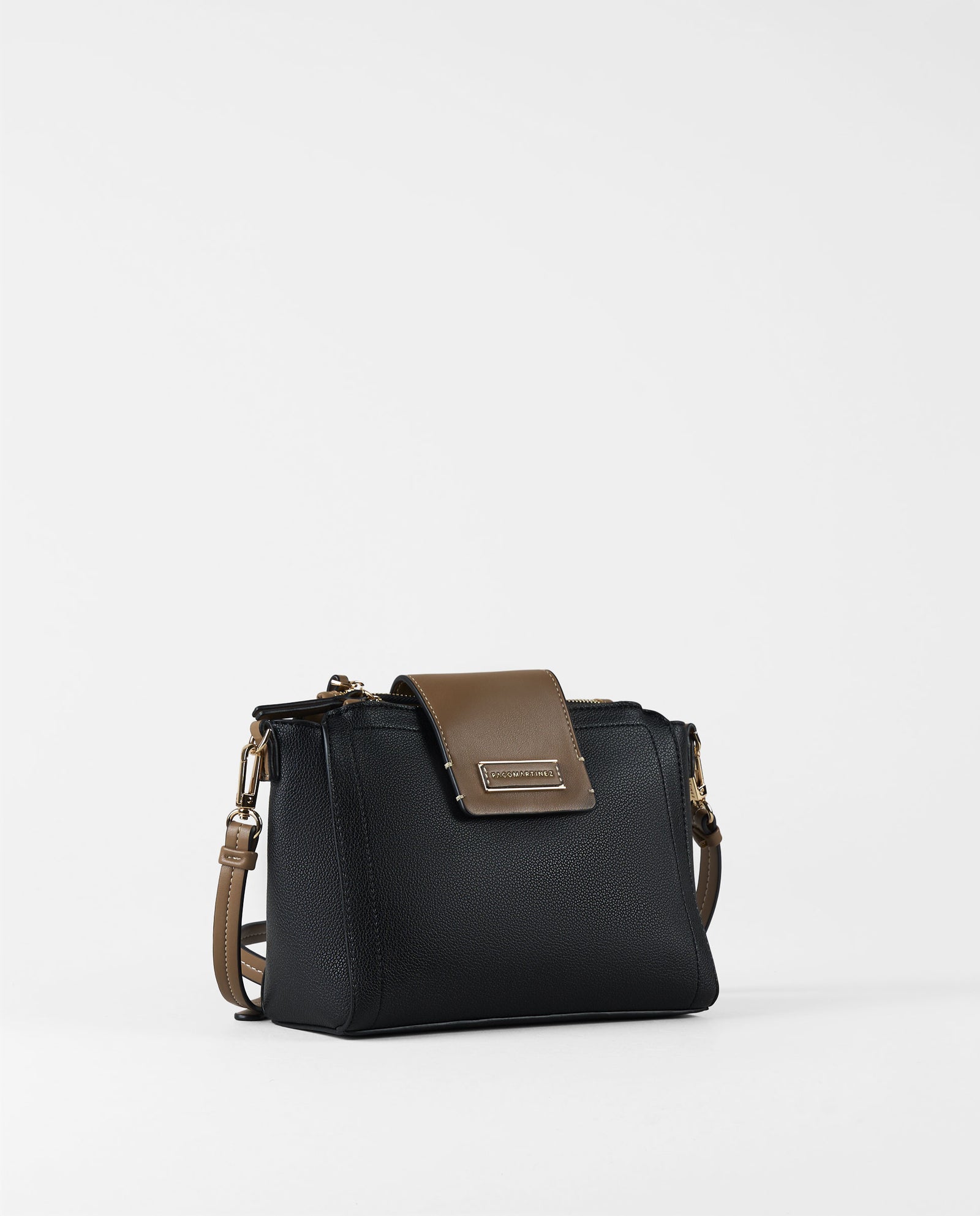 BANDOLERA FLAP NEGRA CON TEXTURA