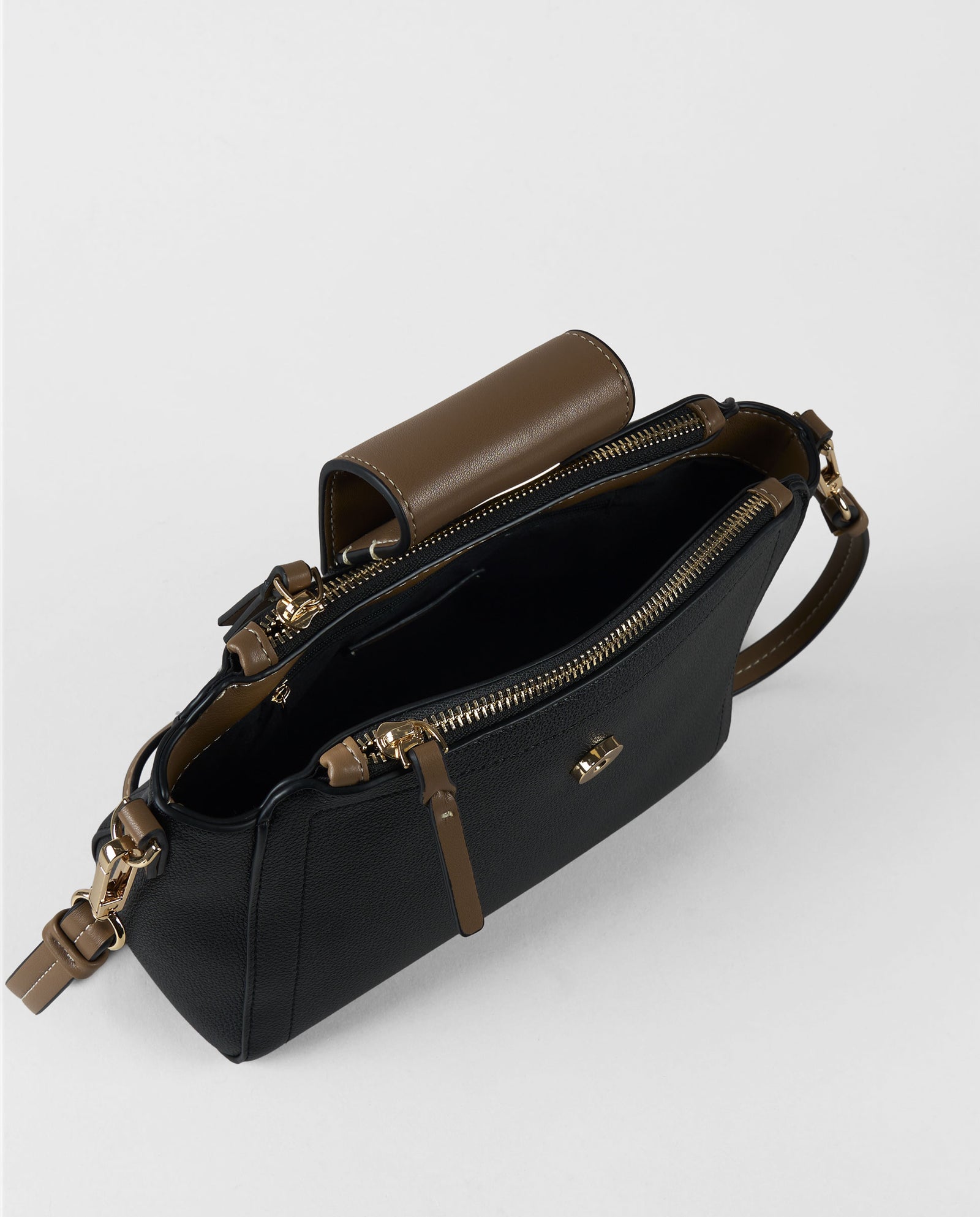 BANDOLERA FLAP NEGRA CON TEXTURA