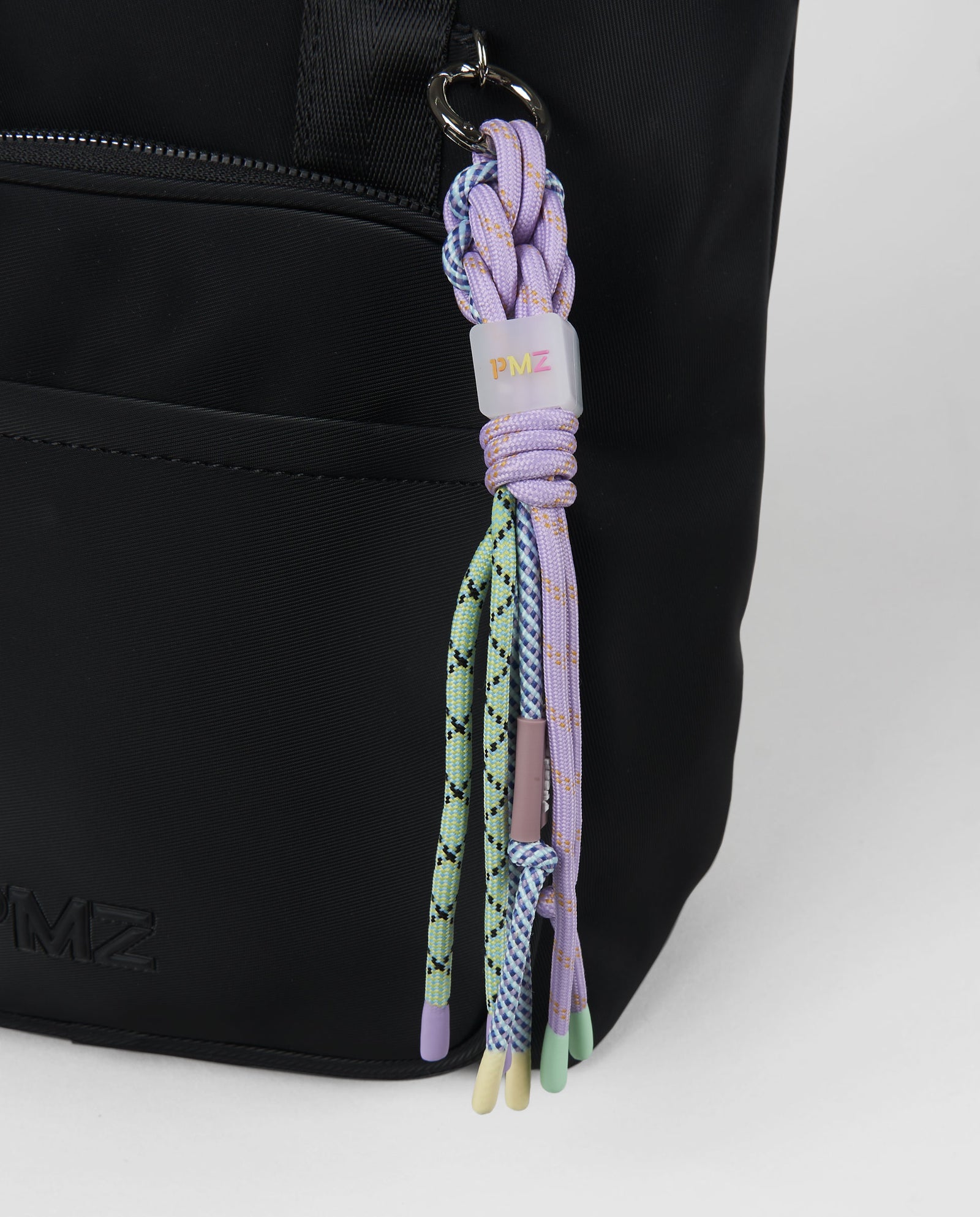 MOCHILA ENGOMADA NEGRA