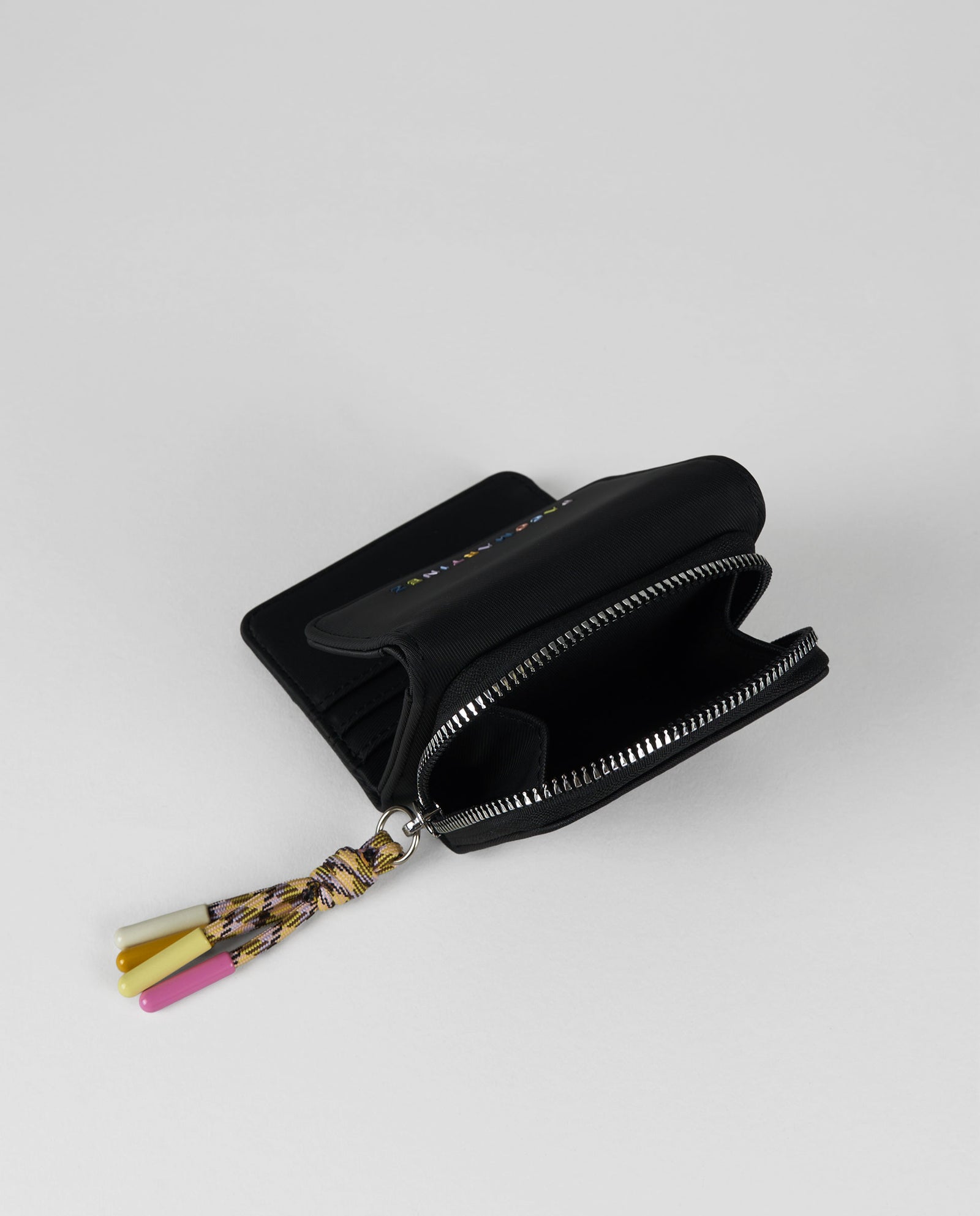 BILLETERA NEGRA LOGO COLORES