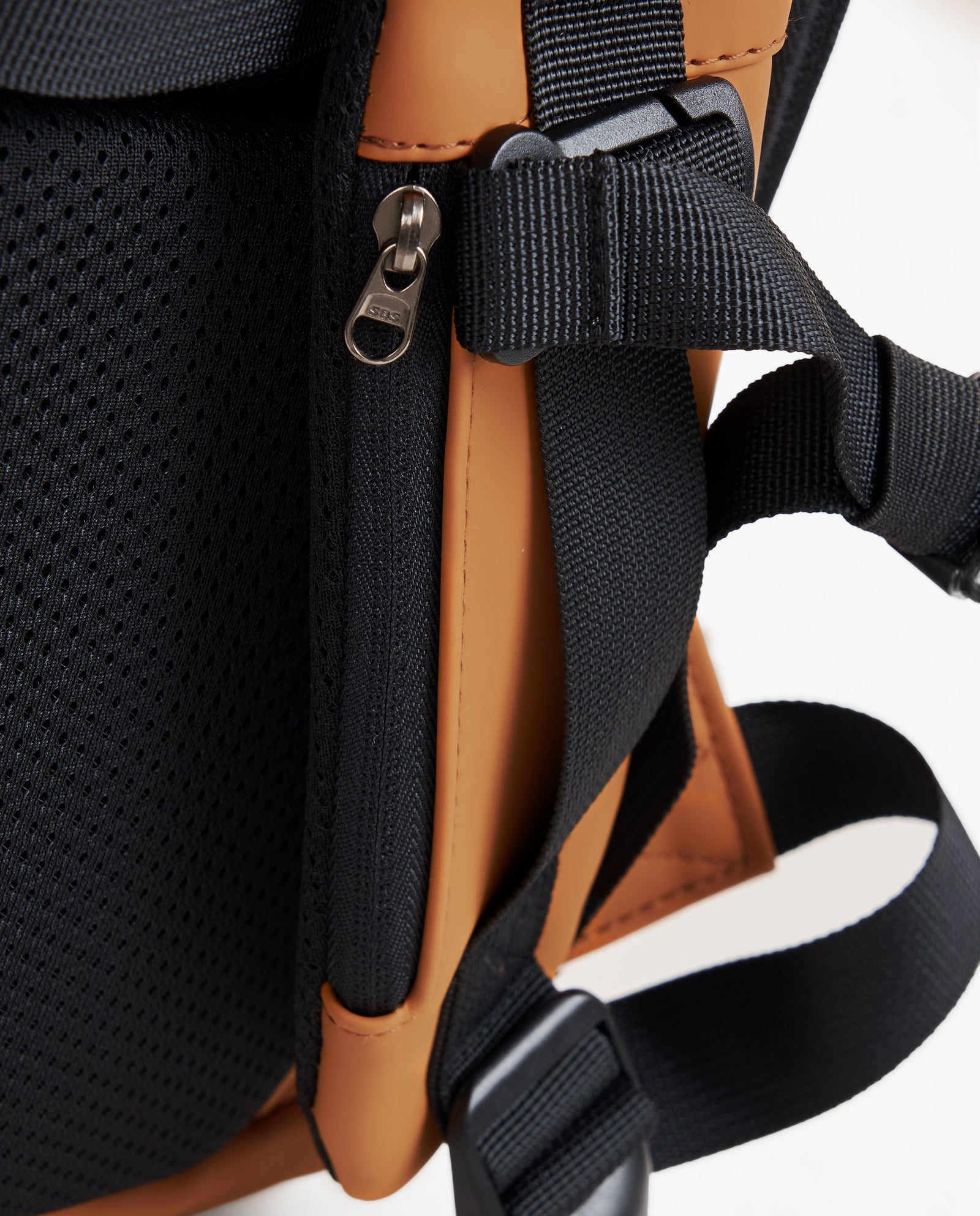 MOCHILA GOMA