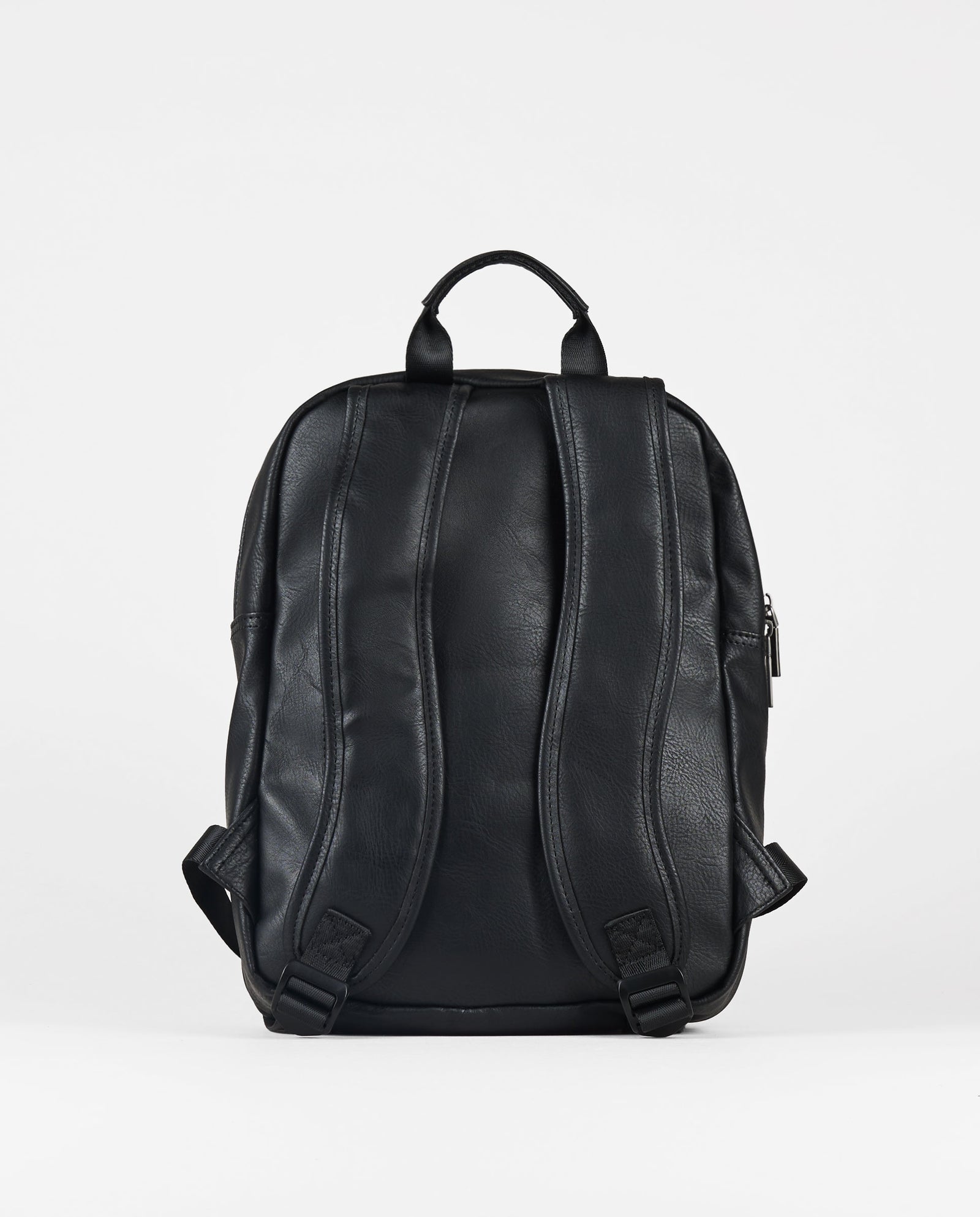 MOCHILA NEGRA EFECTO PIEL
