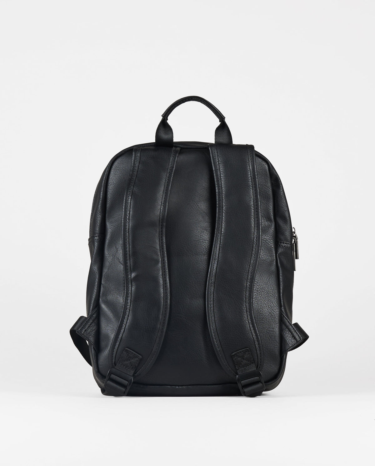 MOCHILA NEGRA EFECTO PIEL