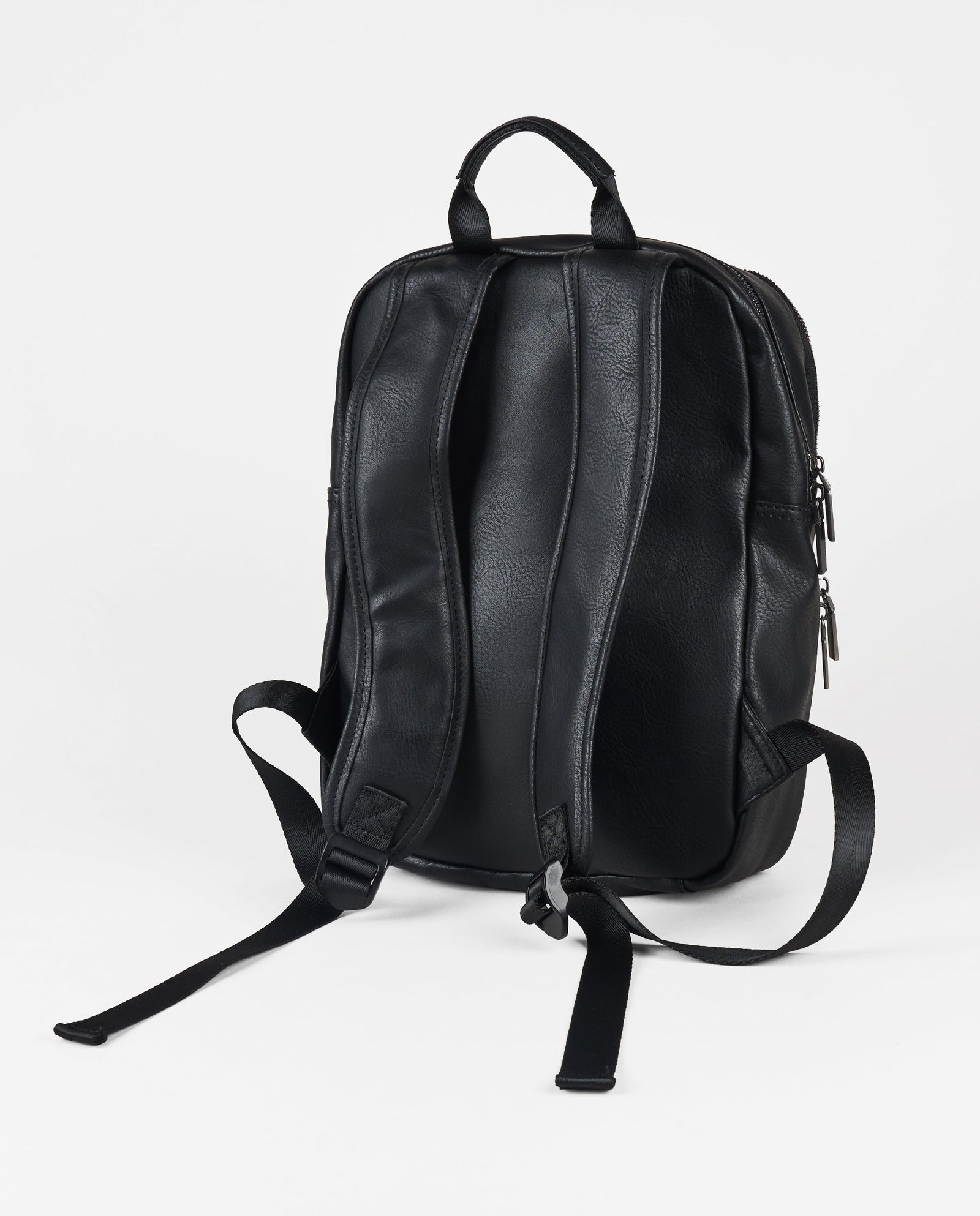 MOCHILA NEGRA EFECTO PIEL