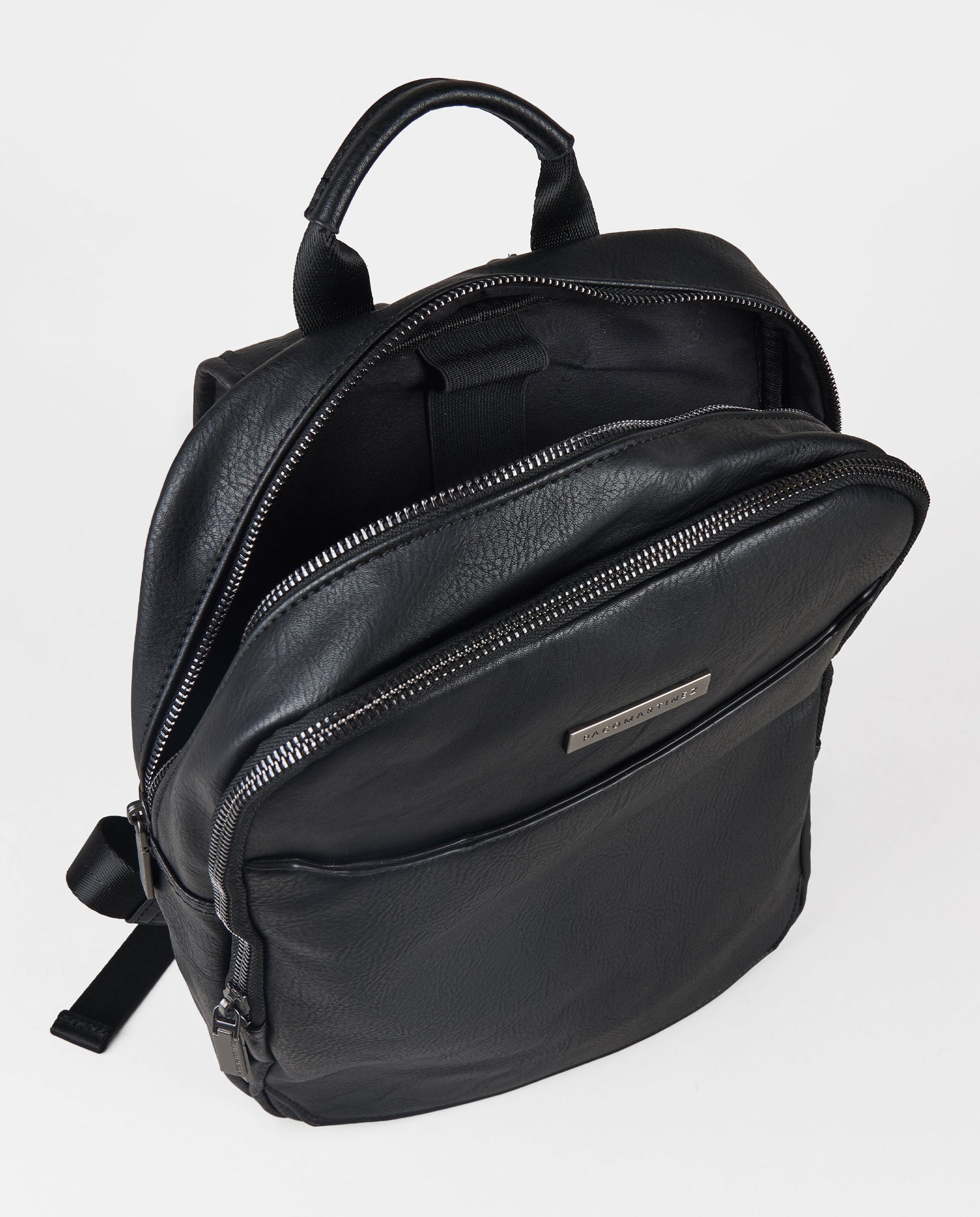 MOCHILA NEGRA EFECTO PIEL