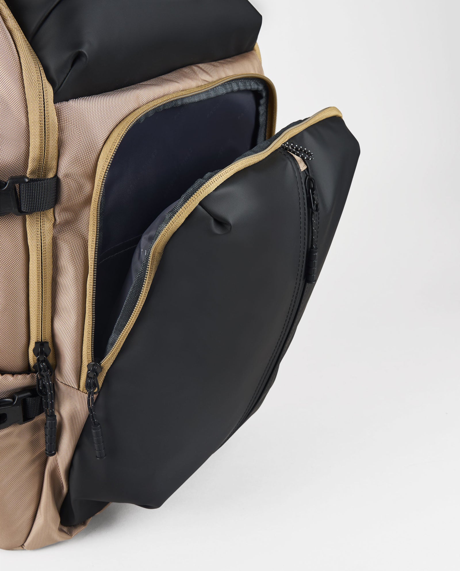 MOCHILA DE VIAJE MULTIBOLSILLOS BEIGE