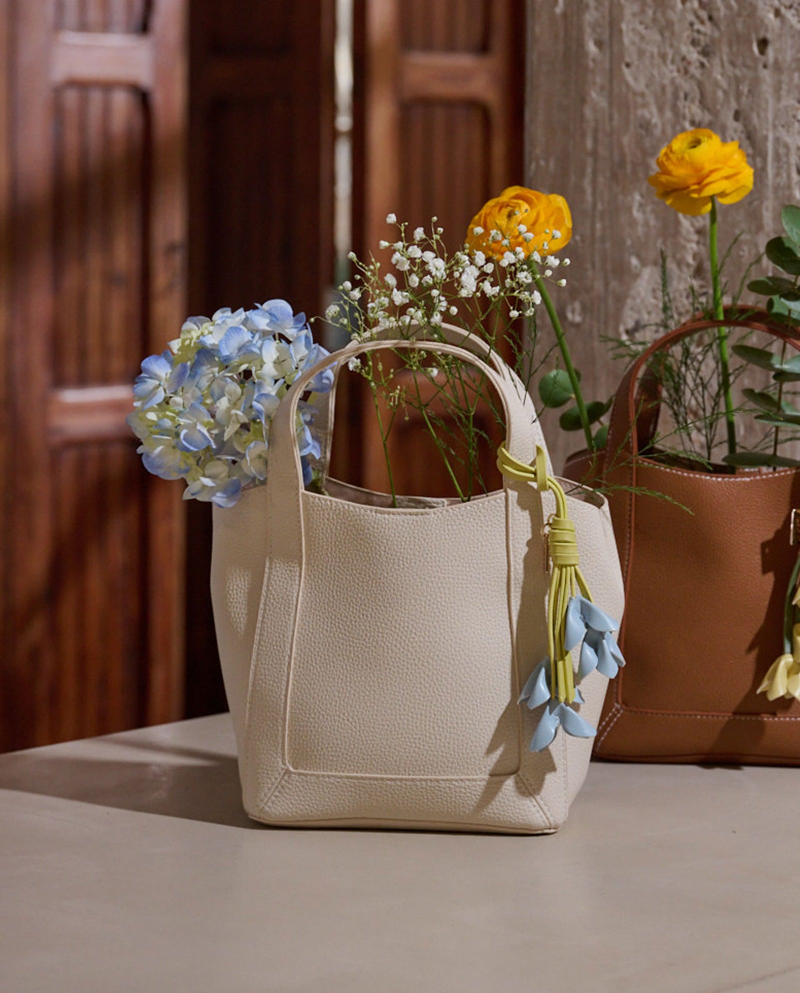 TOTE FLORES BLANCO